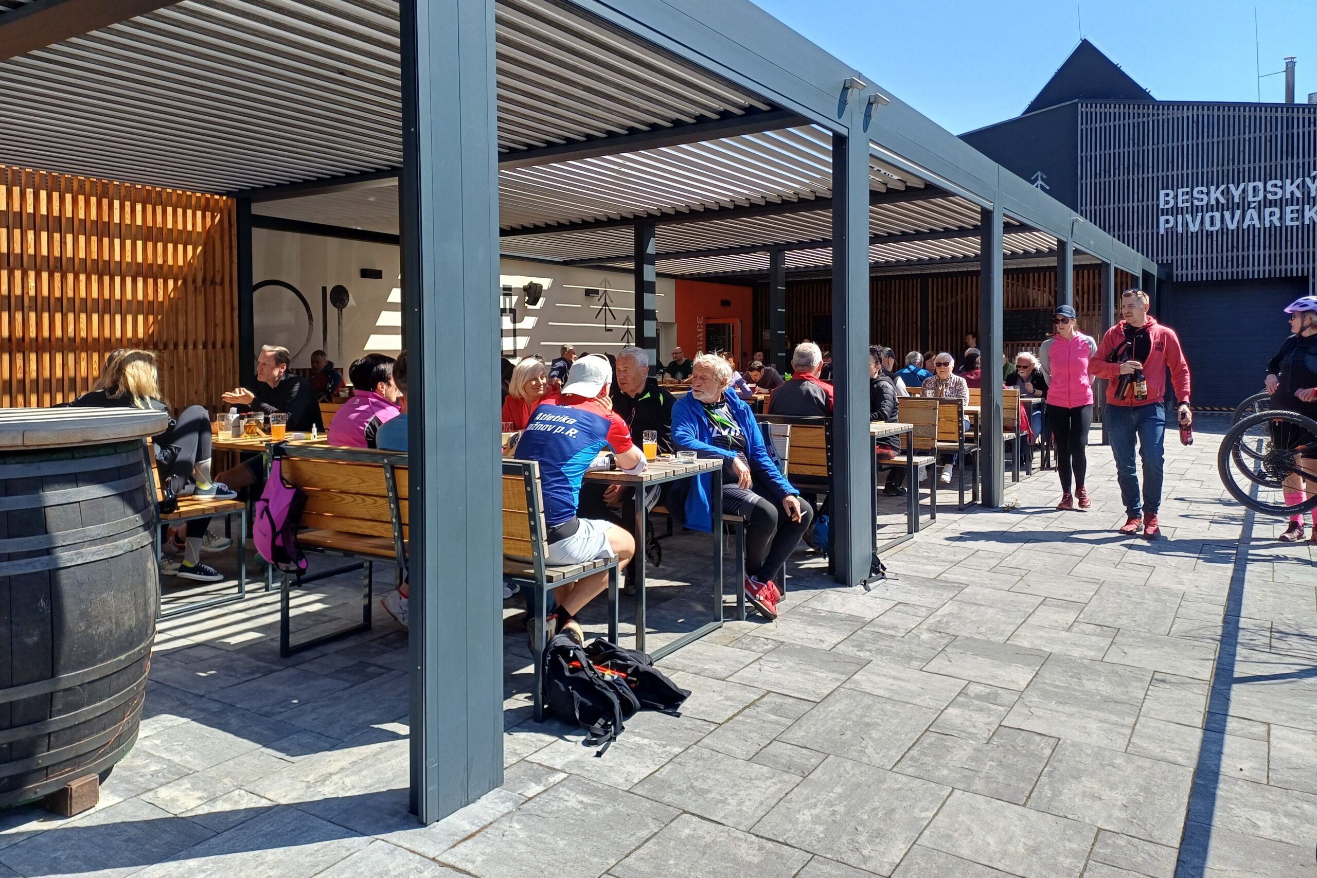 plná restaurace, lidé se baví, raut