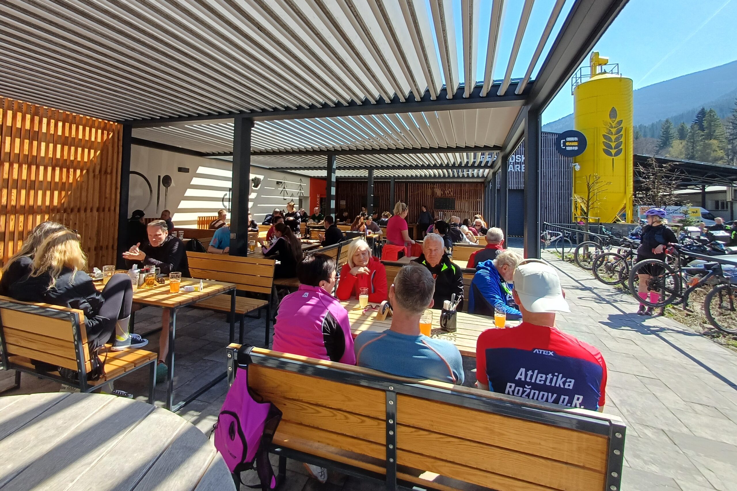 plná restaurace, lidé se baví, raut